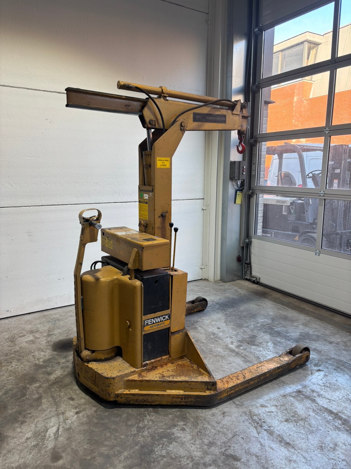 Fenwick Automatic elektrische pallettruck met hijskraan, Ophalen, Zo goed als nieuw