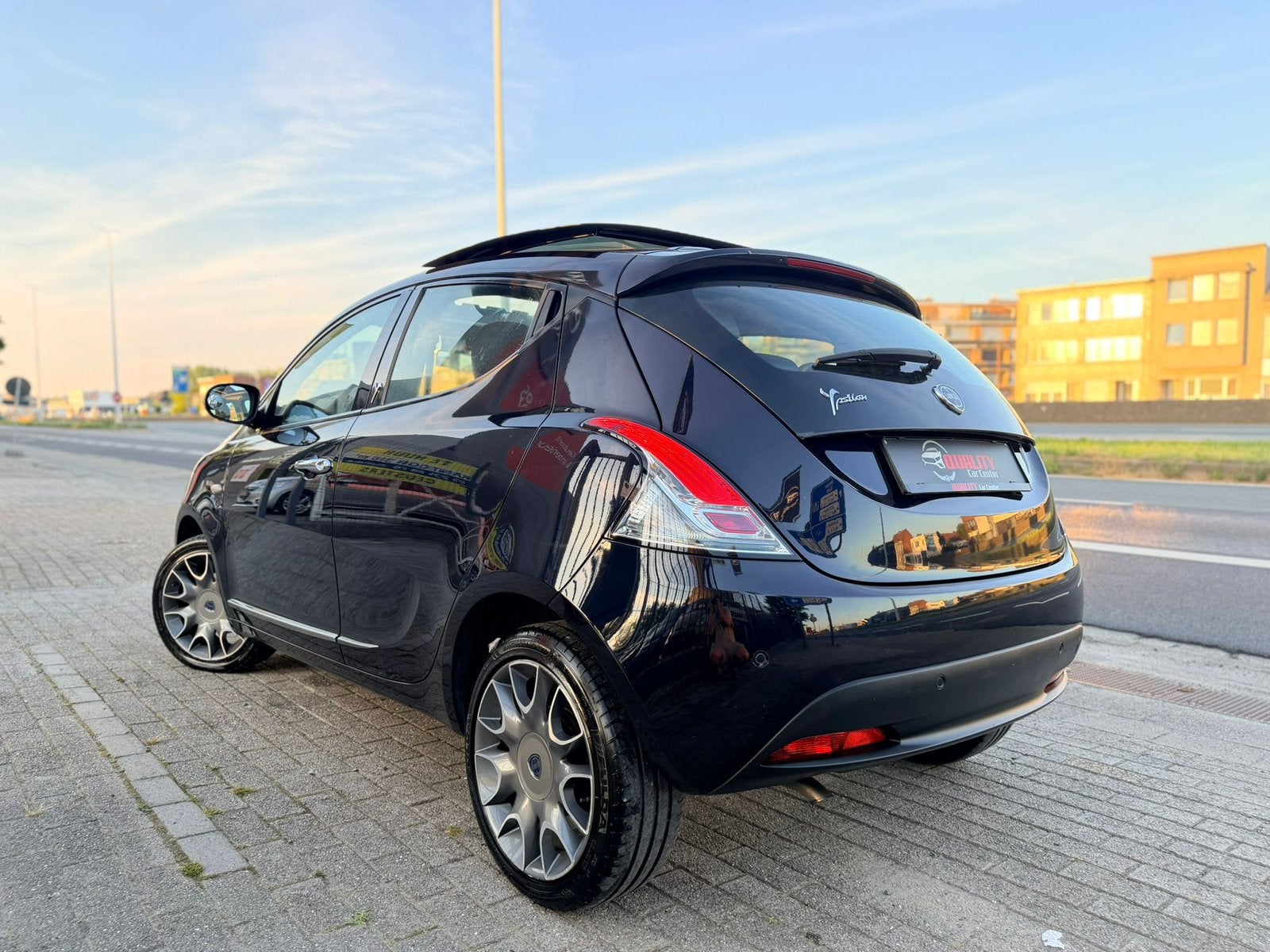 Lancia Ypsilon TwinAir Automaat 2012 088000km Panodak Leder, Auto's, 875 cc, Panoramadak, Zwart, Leder