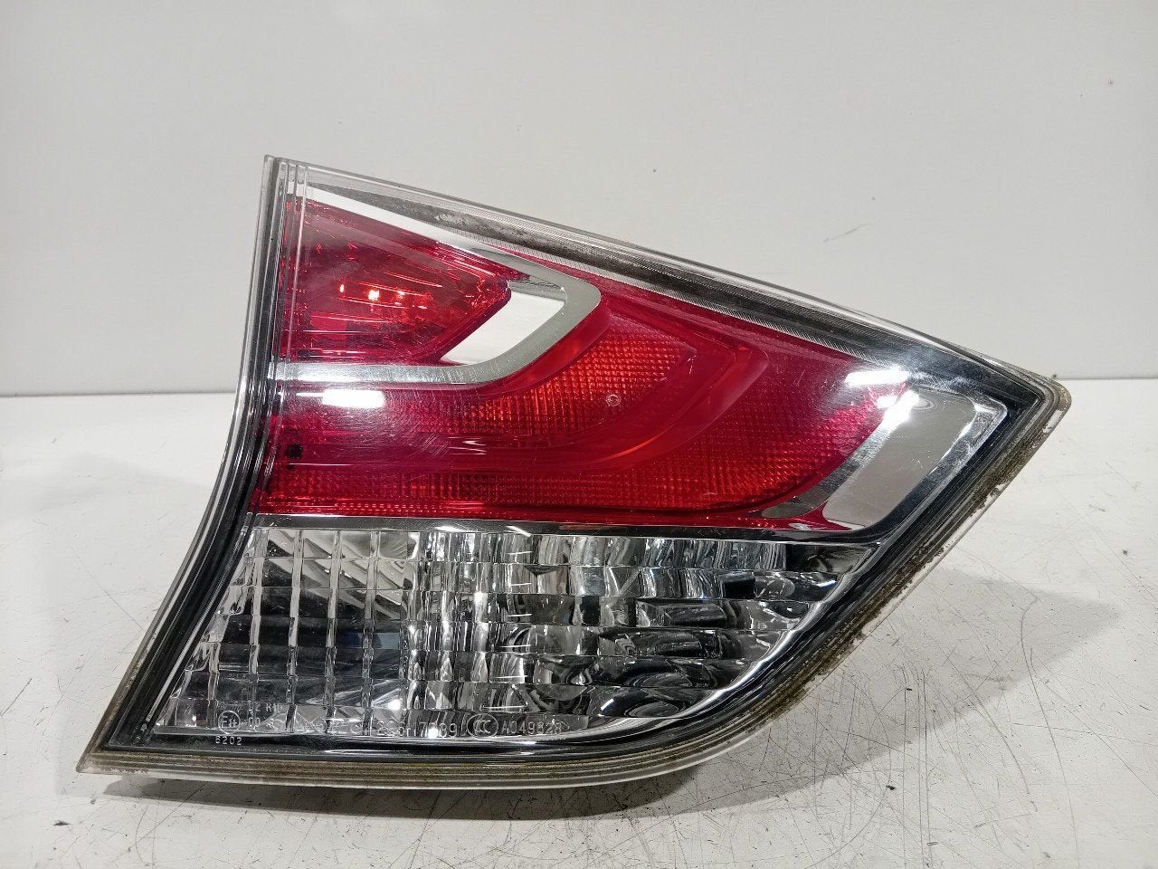 Achterlicht kofferdeksel achterklep links Nissan X-Trail, Onderdelen@venauto.nl, Van der Ven Autorecycling B.V., Gebruikt, Ettenseweg 76, 4706 PB Roosendaal, The Netherlands