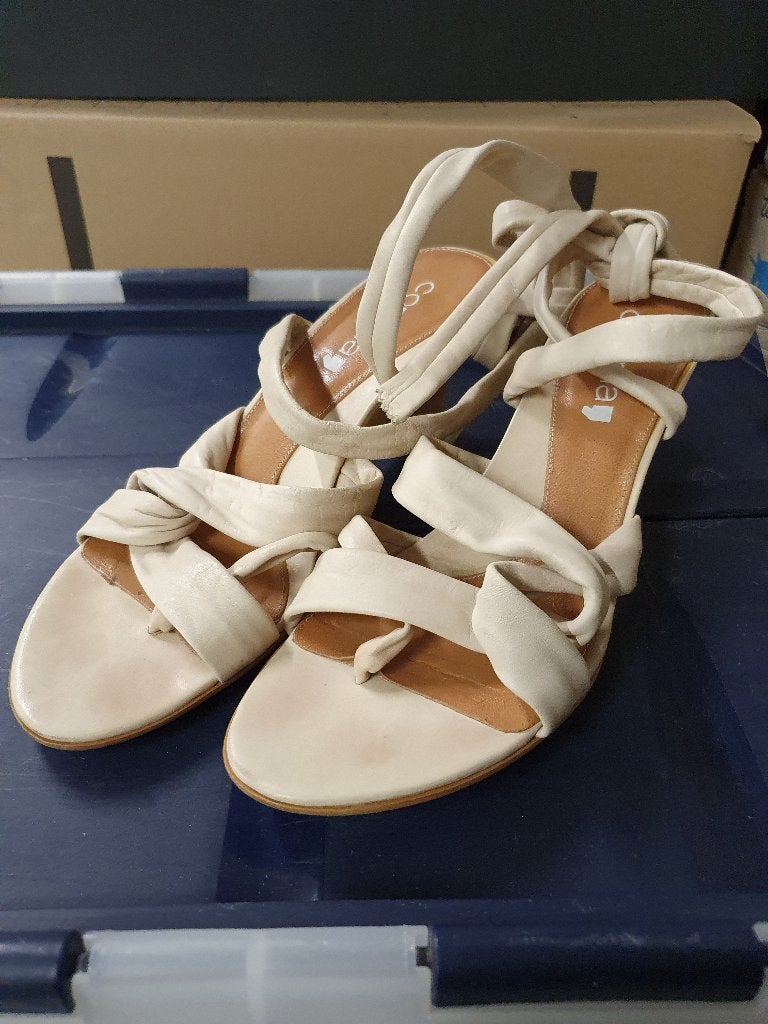 chaussures d'été en cuir avec talon, Enlèvement ou Envoi, Beige, Comma, Comme neuf