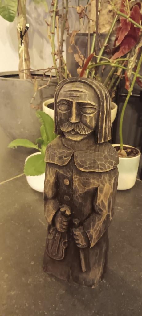 Houten beeld man  met snor, mantel en viool, Antiek en Kunst, Ophalen