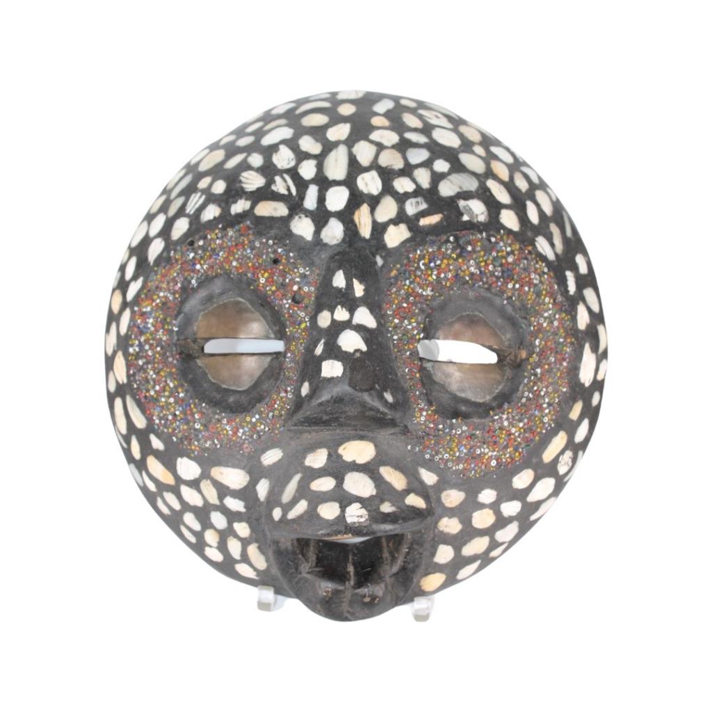 Masque Africain Intemporel : Art Décoratif en Perles, Enlèvement ou Envoi
