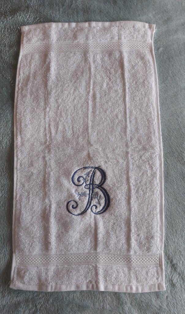 Serviettes invité blanches avec lettre brodée en bleu., Ophalen of Verzenden, Nieuw, Wit, Handdoek