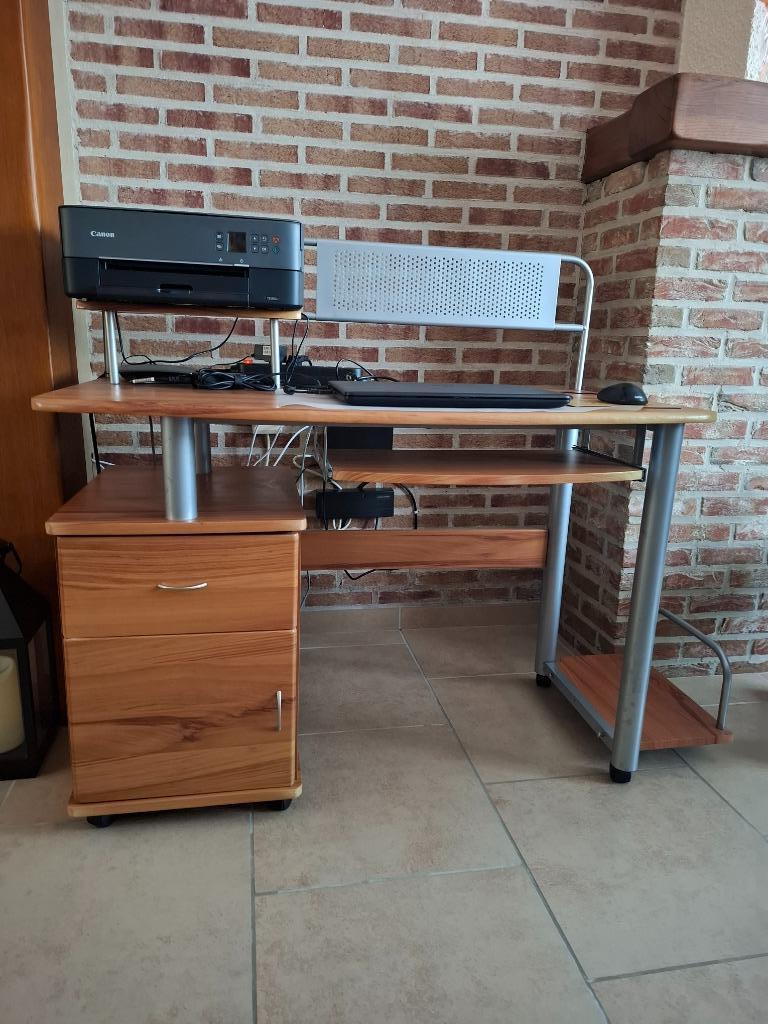 bureau en bureaustoel, Huis en Inrichting, Bureaus, Zo goed als nieuw, Met wielen, Ophalen