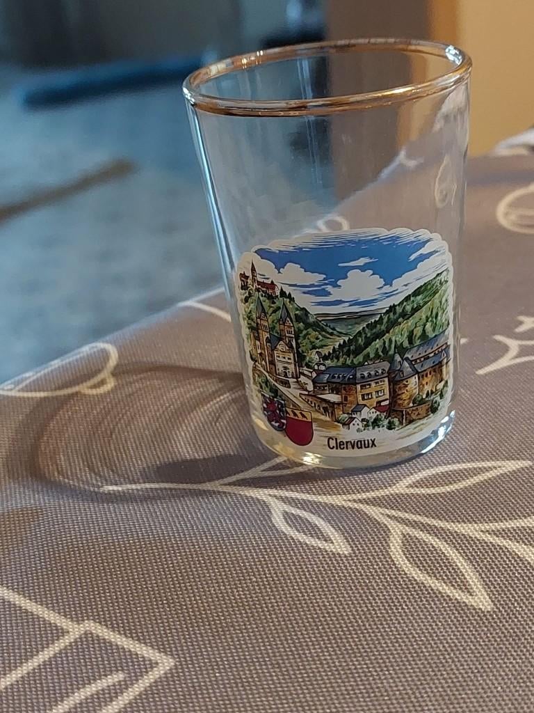 Borrelglas / Clervaux / Luxemburg, Verzamelen, Verzenden, Zo goed als nieuw, Borrel- of Shotglas