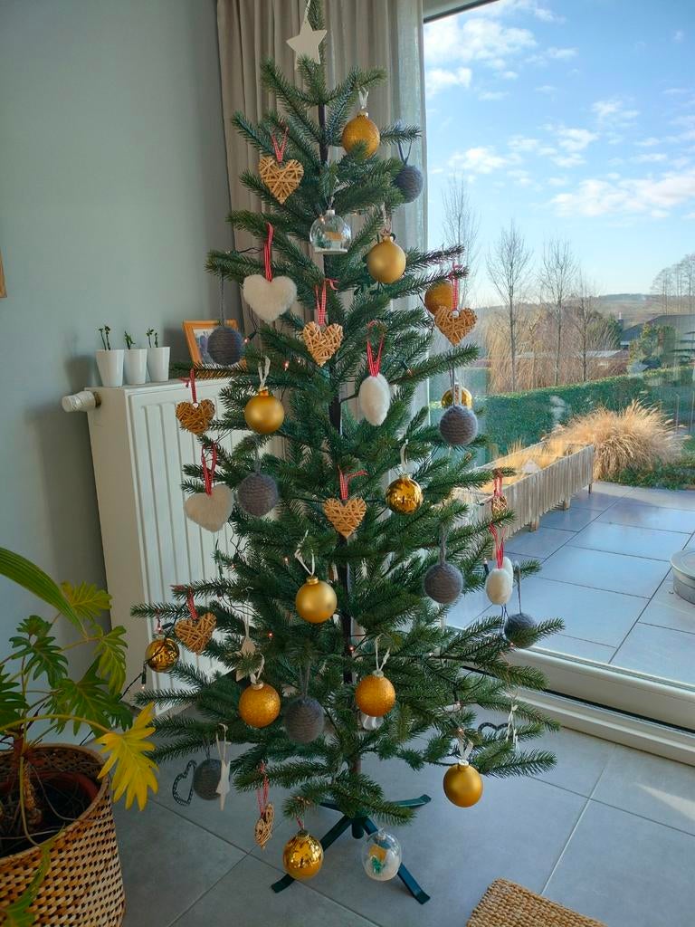 Kerstboom 180 cm hoog, 90 breed met voet en versiering, Ophalen