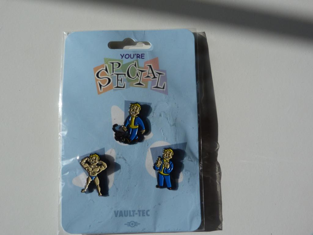 Pin's Fallout You're Special Vault-tec - Neuf [Matériel], Collections, Enlèvement ou Envoi, Neuf, Figurine, Insigne ou Pin's