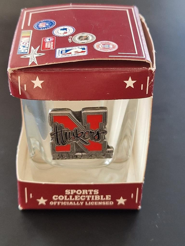 Amerika footbal shotgun glas , Nebraska Huskers , nba nfl, Ophalen of Verzenden, Zo goed als nieuw, Borrel- of Shotglas