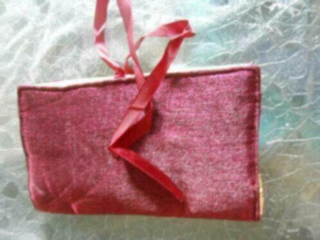 Kleine kit die kan worden gebruikt als ......, Ophalen of Verzenden, Nieuw, Rood, Dame