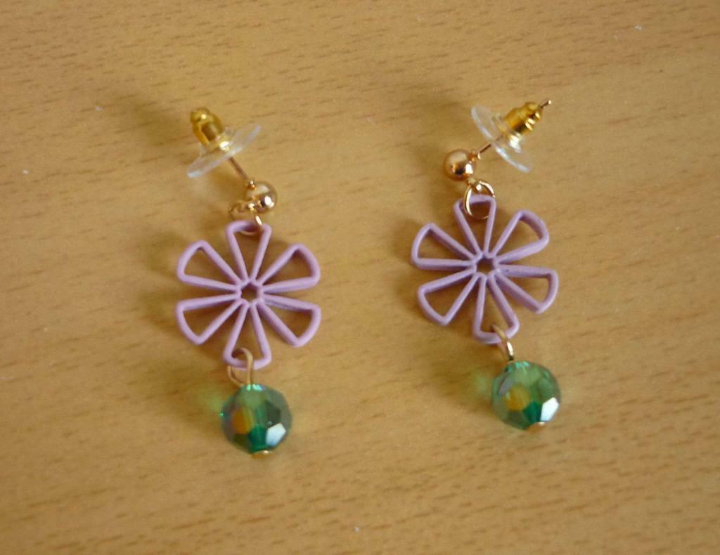 Goudkleurige oorbellen met licht paars-roze bloem groene bol, Bijoux, Sacs & Beauté, Boucles d'oreilles, Enlèvement ou Envoi, Violet