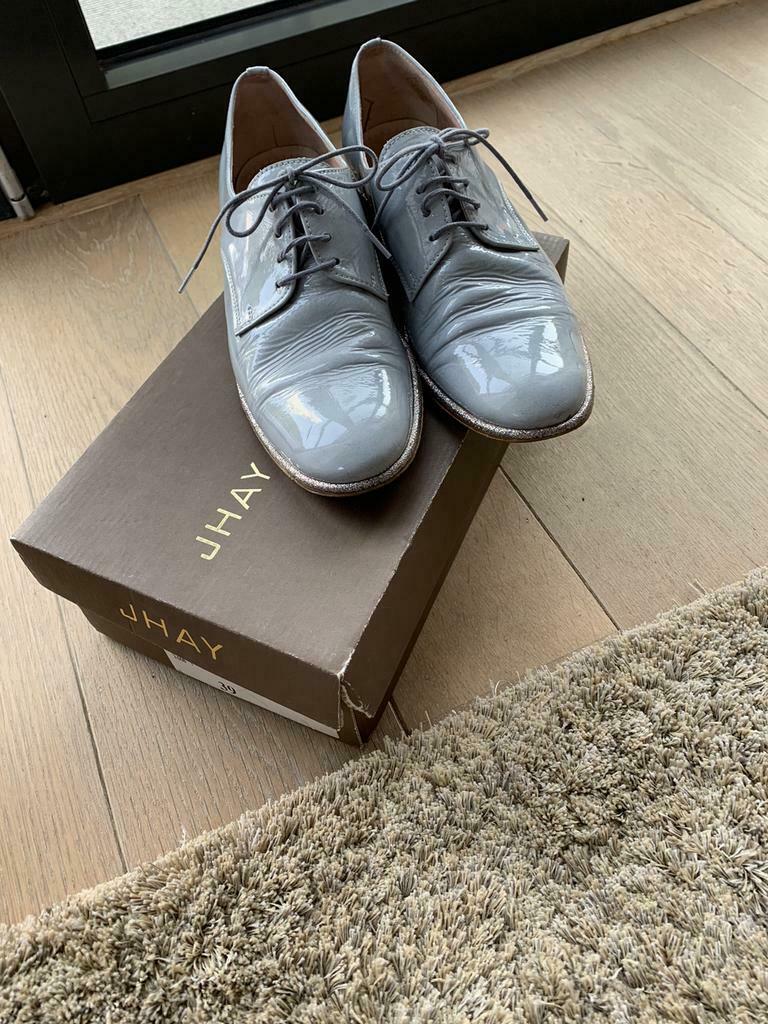 Jhay lichtgrijze veter schoen lak maat 39, Kleding | Dames, Jhay, Verzenden, Overige typen, Grijs