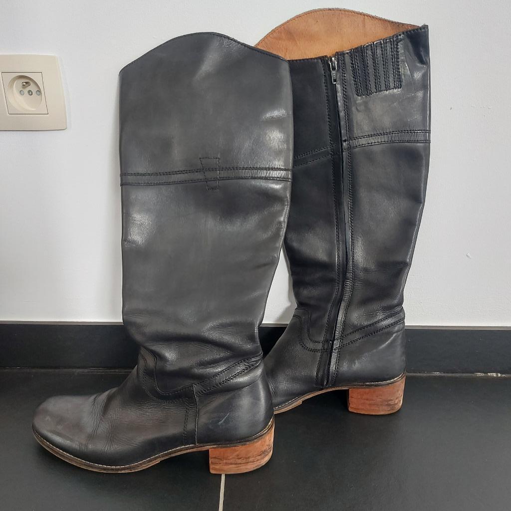 Bottes à talons bas noires en cuir taille 40, Enlèvement ou Envoi, Porté, Bottes hautes, Noir