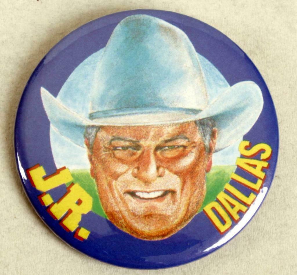 Badge JR Dallas diam 6cm, Enlèvement ou Envoi, Neuf, Autres sujets/thèmes, Insigne ou Pin's