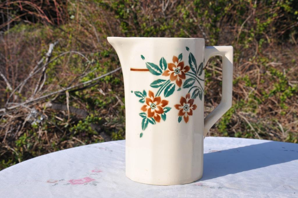 broc en faience decor adolphe moulin des loups, Ophalen of Verzenden