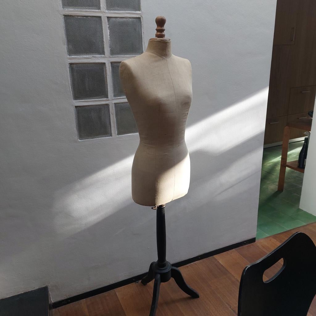 Mannequin femme ancien, Enlèvement