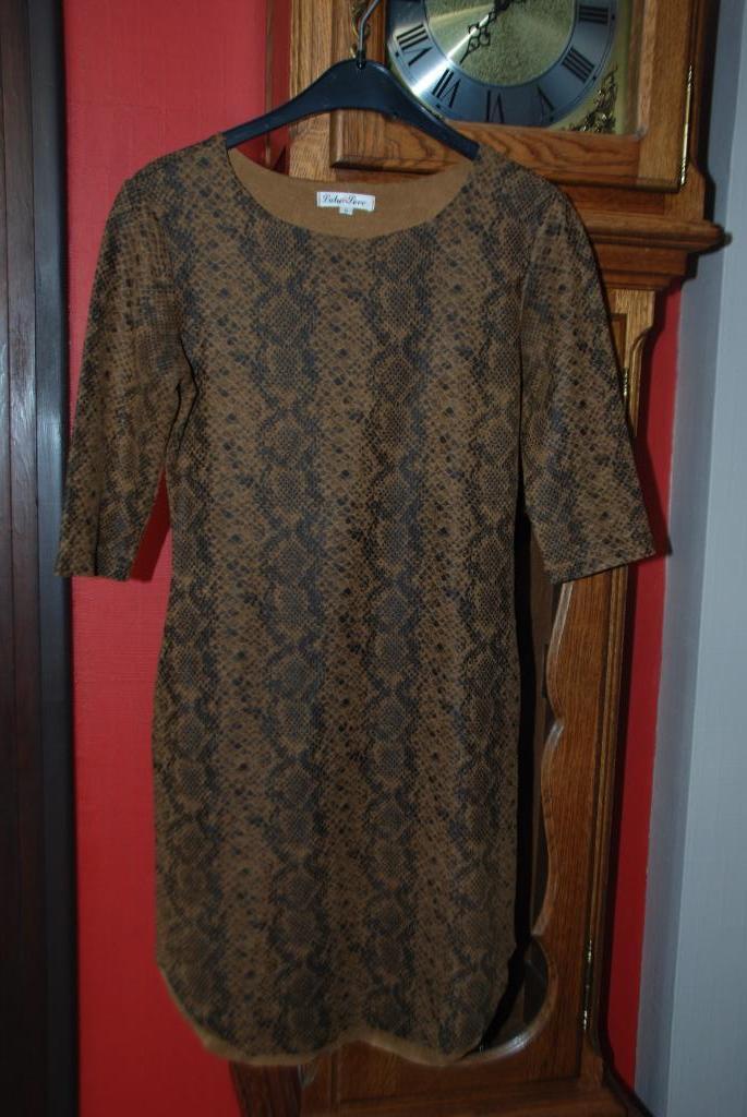 Bruine suède rechte jurk met 3/4 mouwen Maat S als NIEUW, Kleding | Dames, Bruin, Ophalen of Verzenden, Zo goed als nieuw, Lulu Love