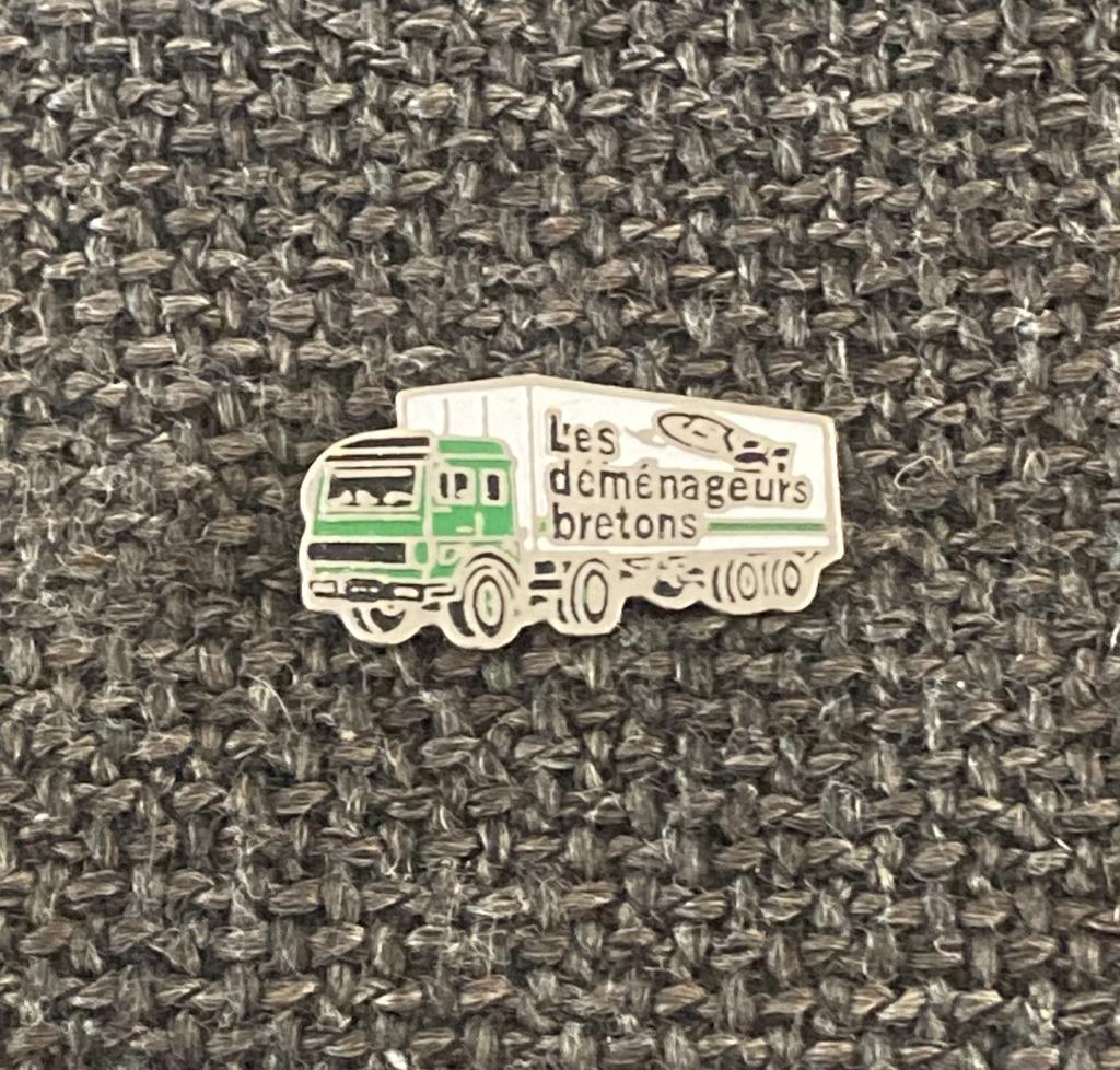 PIN - LES DEMENAGEURS BRETONS - VRACHTWAGEN - CAMION, Envoi, Utilisé, Transport, Insigne ou Pin's