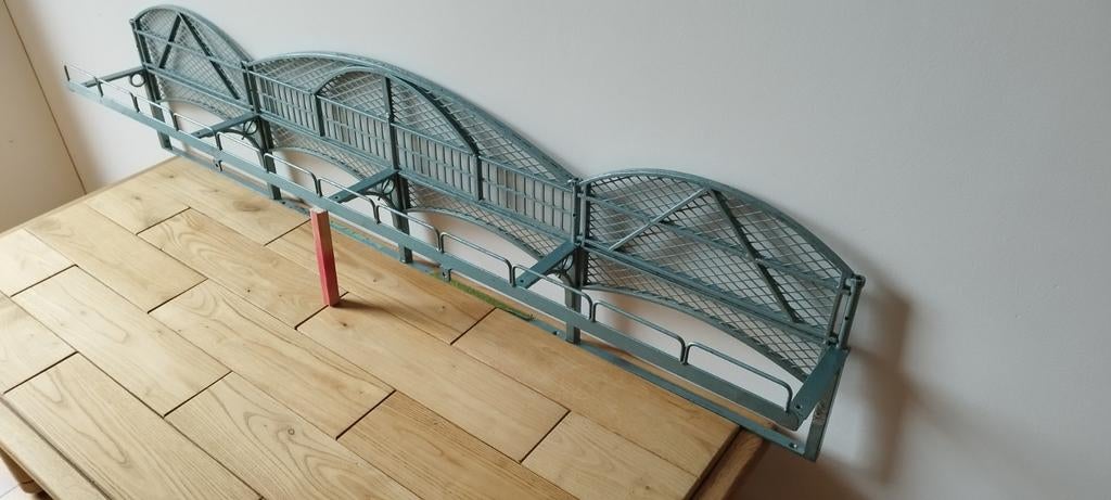 Passerelle pour train miniature, Métal