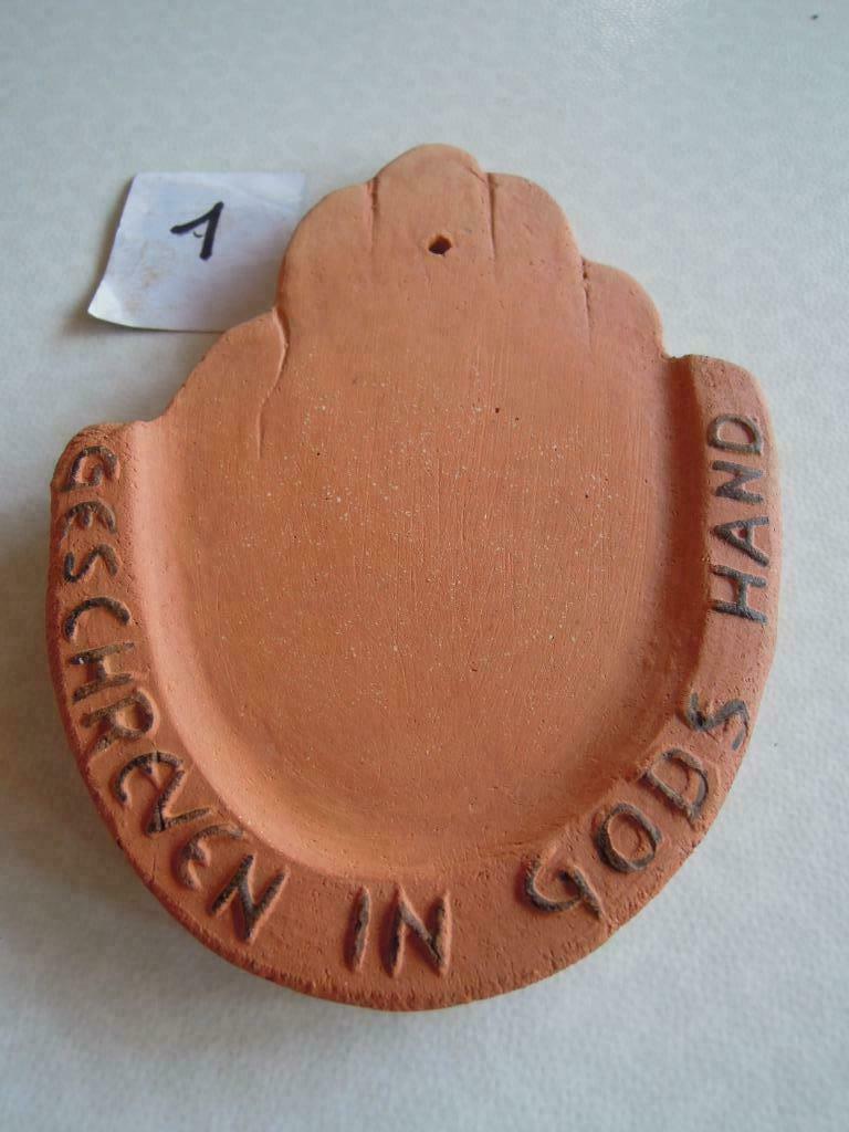 beeld Nr 001 muurplaat geschreven in Gods hand klei, Enlèvement ou Envoi