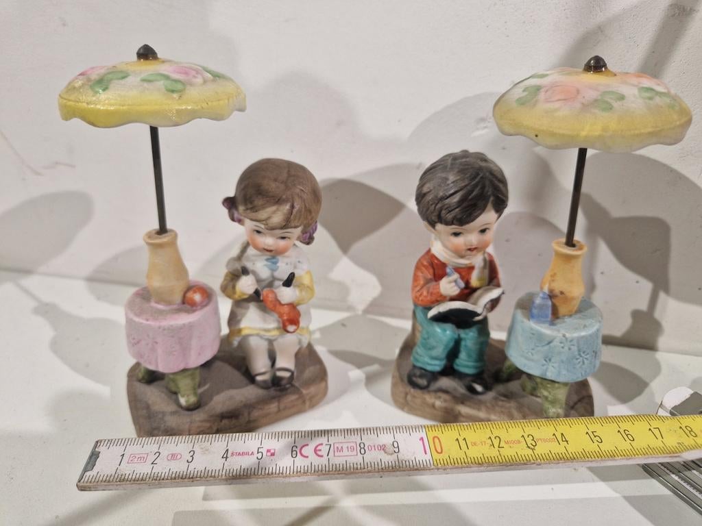 Porselein beeldjes biscuit Jongen en meisje aan parasol, Enlèvement ou Envoi
