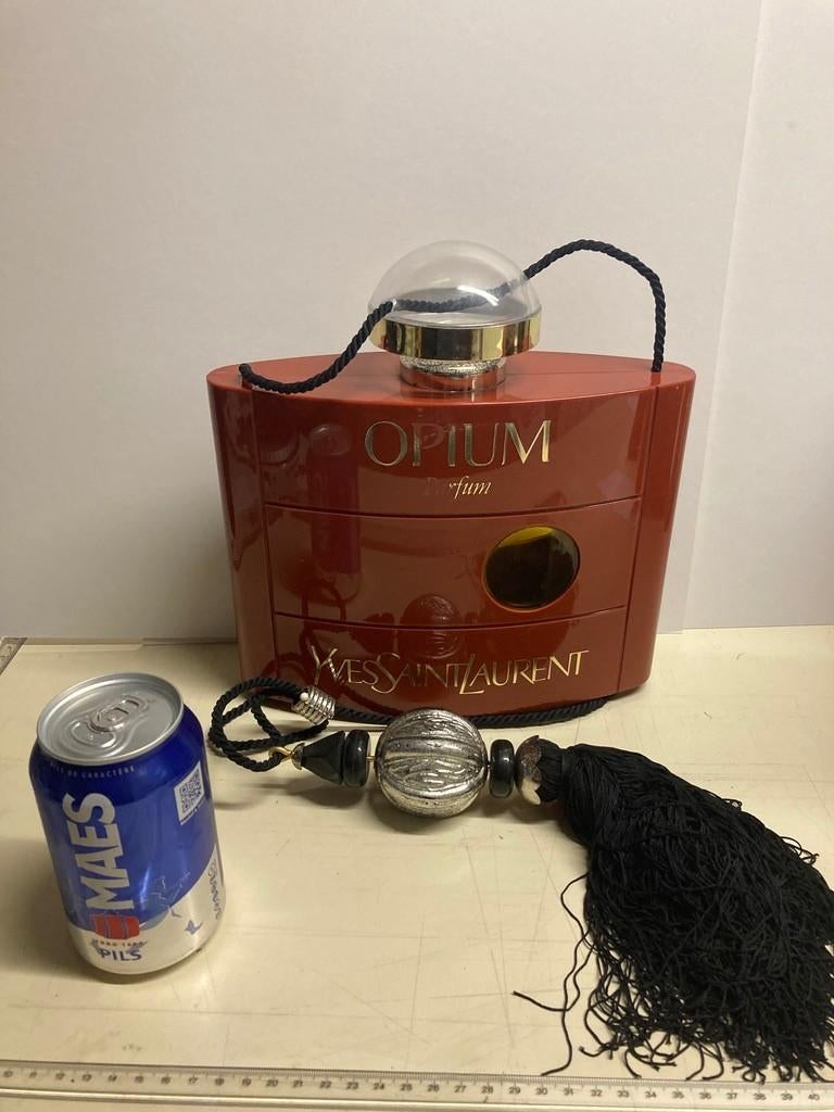 Parfums flacon factice Yves Saint Laurent, Enlèvement