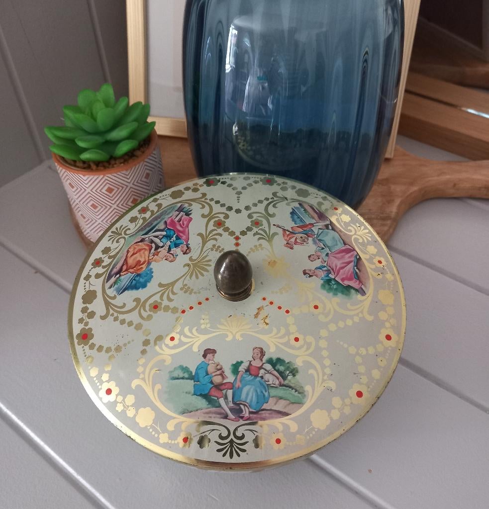 Vintage metalen doos versierd met romantische patronen, Ophalen of Verzenden