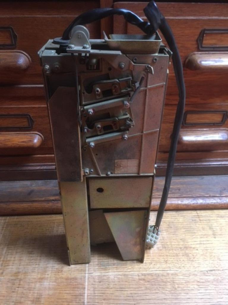 Moneyeur - machine à cola à pièces 1972, Collections, Machines | Machines à sous, Utilisé, Autres monnaies, Enlèvement ou Envoi