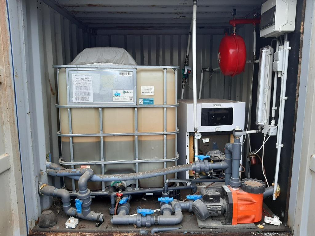 Chauffage de piscine avec groupe d'eau chaude dans un conten