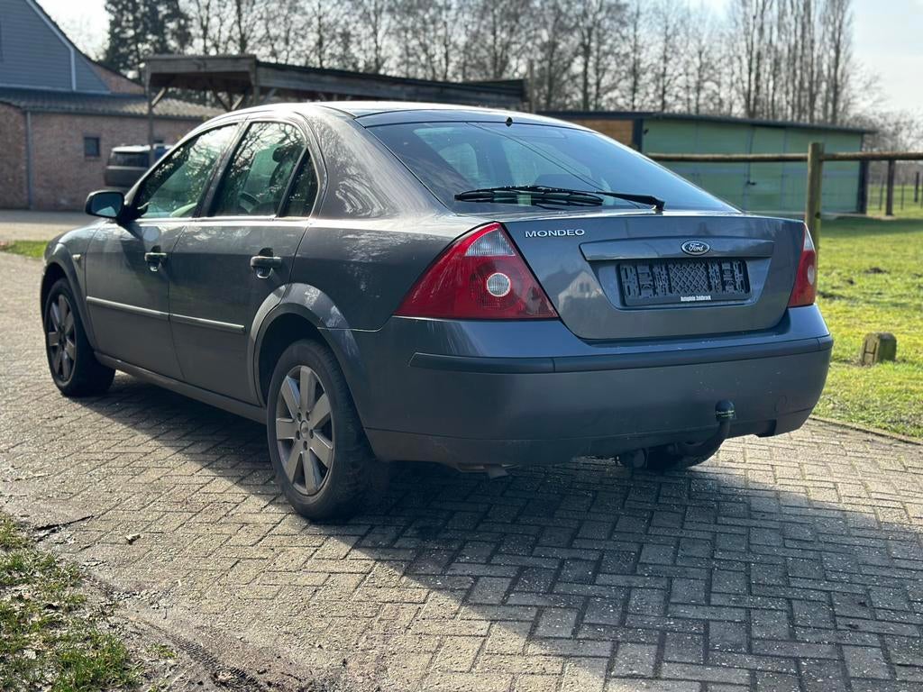 Ford Mondeo 1.8 Benzine 2004 Navigatie 900€, Auto's, Stof, Zwart, Bedrijf, 5 deurs