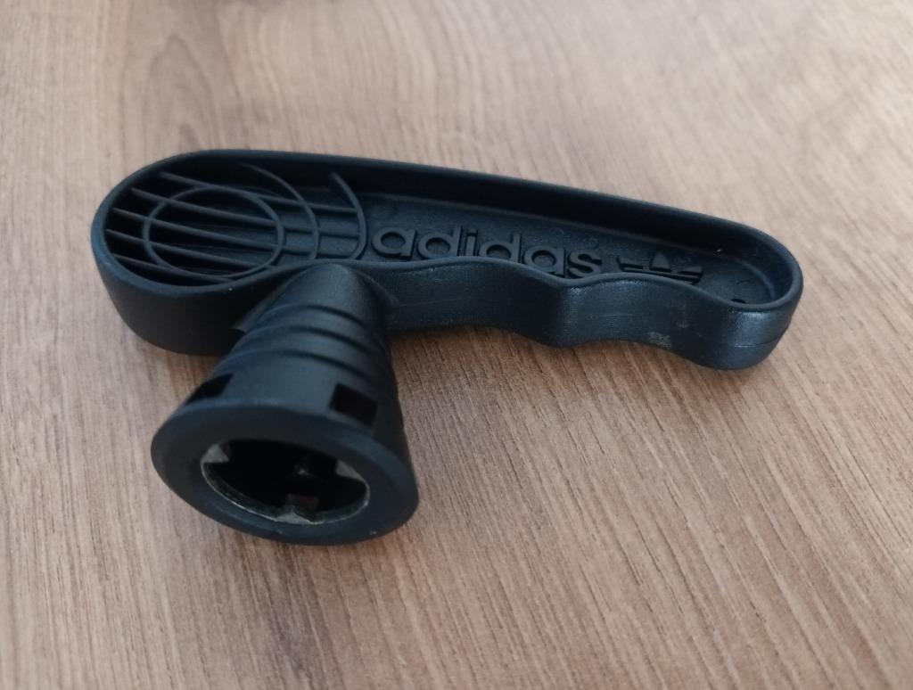 Clé à goujon Adidas, Envoi, Comme neuf