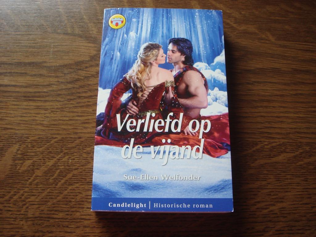 Candlelight pocket roman - Verliefd op de vijand, Boeken, Ophalen of Verzenden