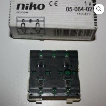 GEZOCHT : Niko busdrukknoppen (2 of 4 bedieningsknoppen), Doe-het-zelf en Bouw, Ophalen of Verzenden, Gebruikt, Schakelaar