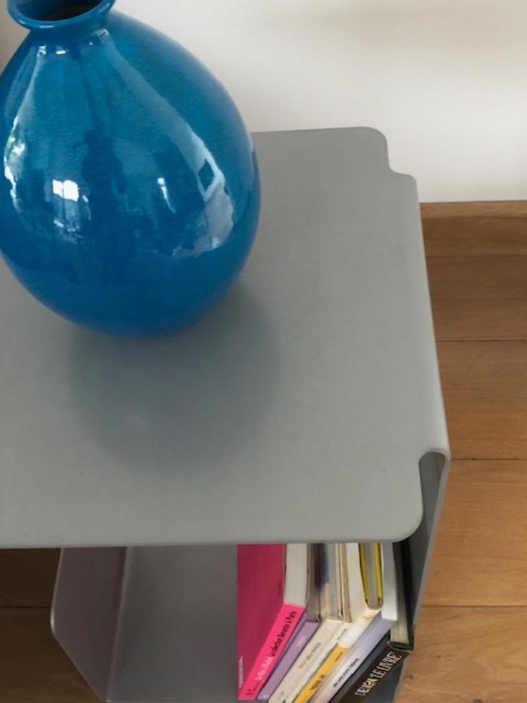 Petite table moderniste, fin des années 70, Enlèvement