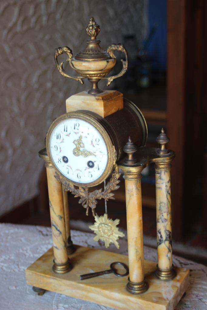 Horloge sur colonnes en marbre, Enlèvement