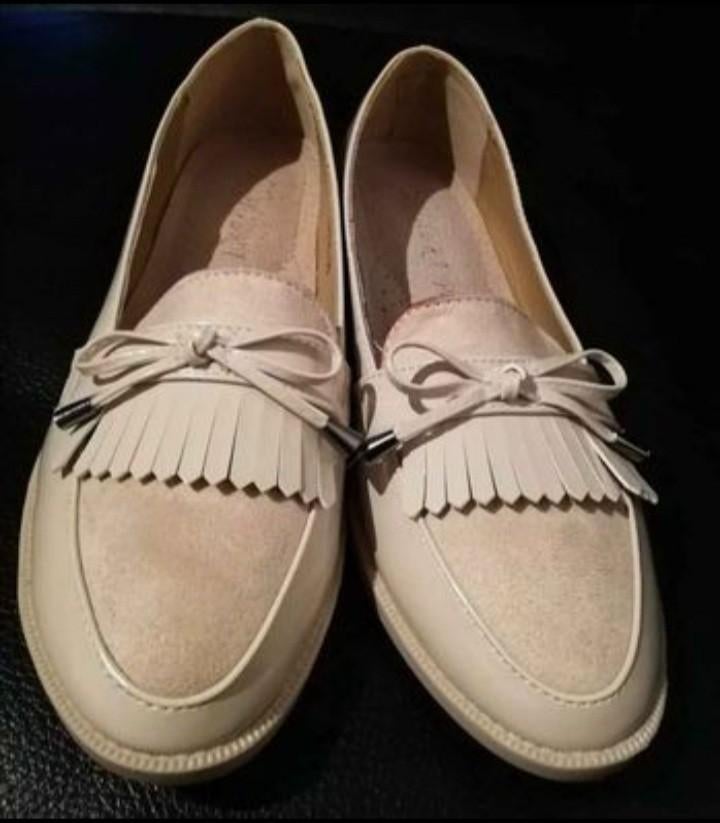 Nieuwe mocassins, nudeleer, suède/patent. Nooit gedragen, Ophalen of Verzenden, Nieuw, Schoenen met lage hakken