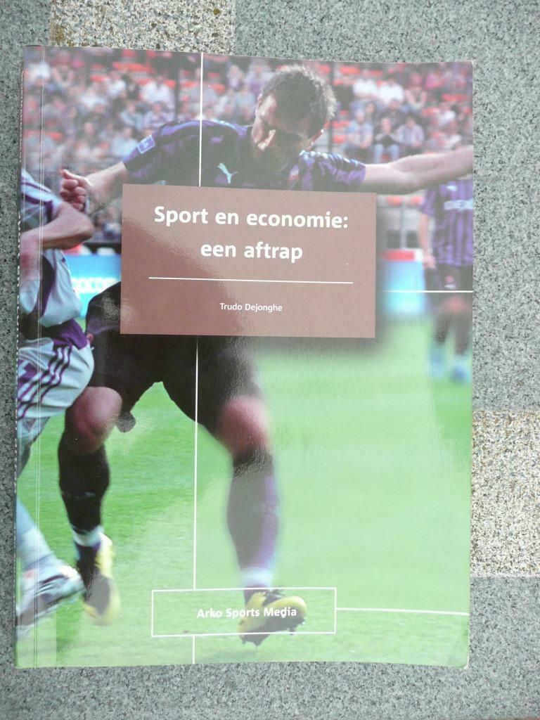 SPORT EN ECONOMIE : een aftrap, Enlèvement ou Envoi, Comme neuf, Sport de ballon