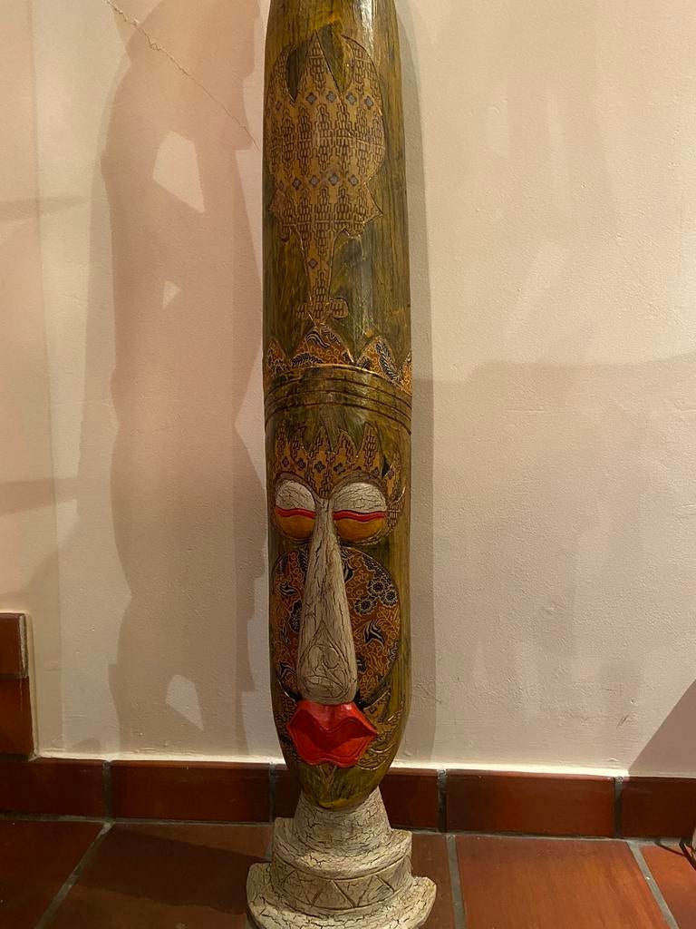 Sculpture africaine colorée