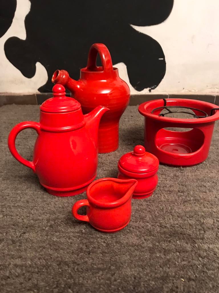 PRACHTIG ROOD KOFFIE SETJE MET KOFFIEKAN,SUIKER,MELK,WIJN…, Antiek en Kunst, Ophalen