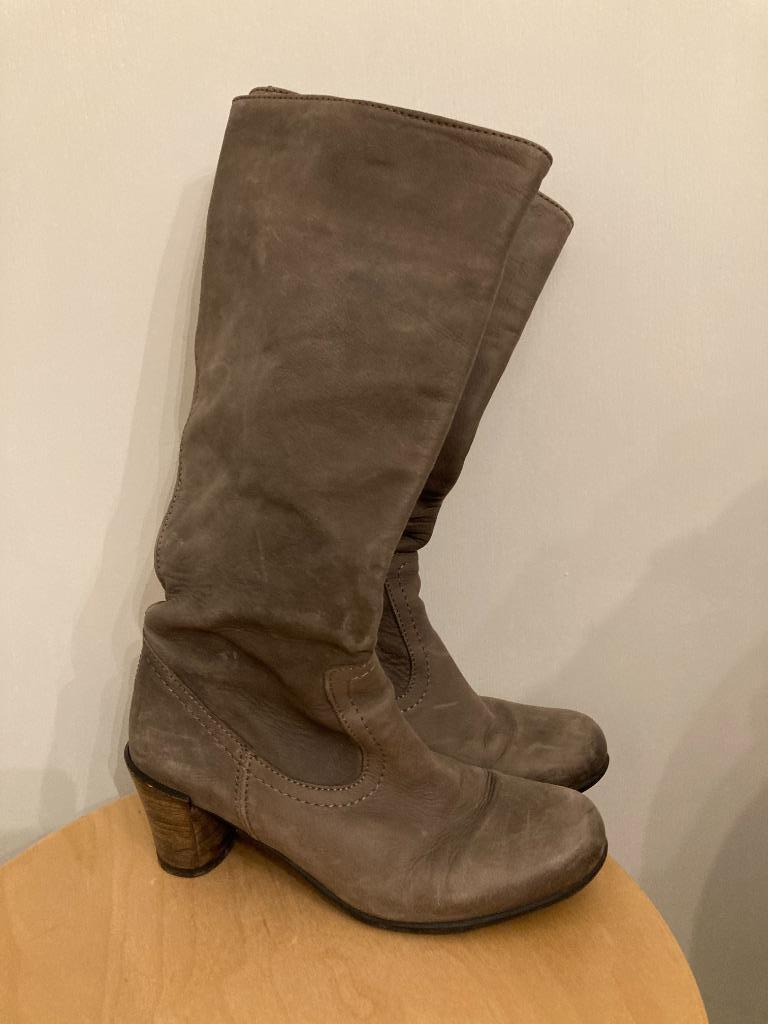 Lange laarzen taupe - Wolky - maat 37, Kleding | Dames, Schoenen, Hoge laarzen, Wolky, Ophalen of Verzenden, Gedragen