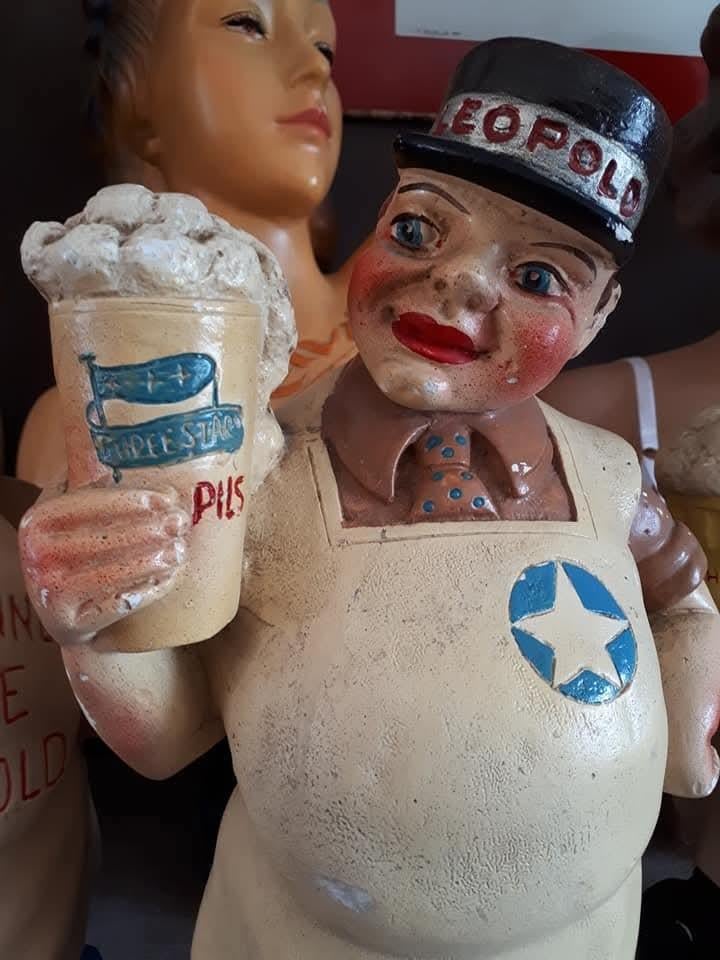Gezocht Leopold beeltje met das., Ophalen