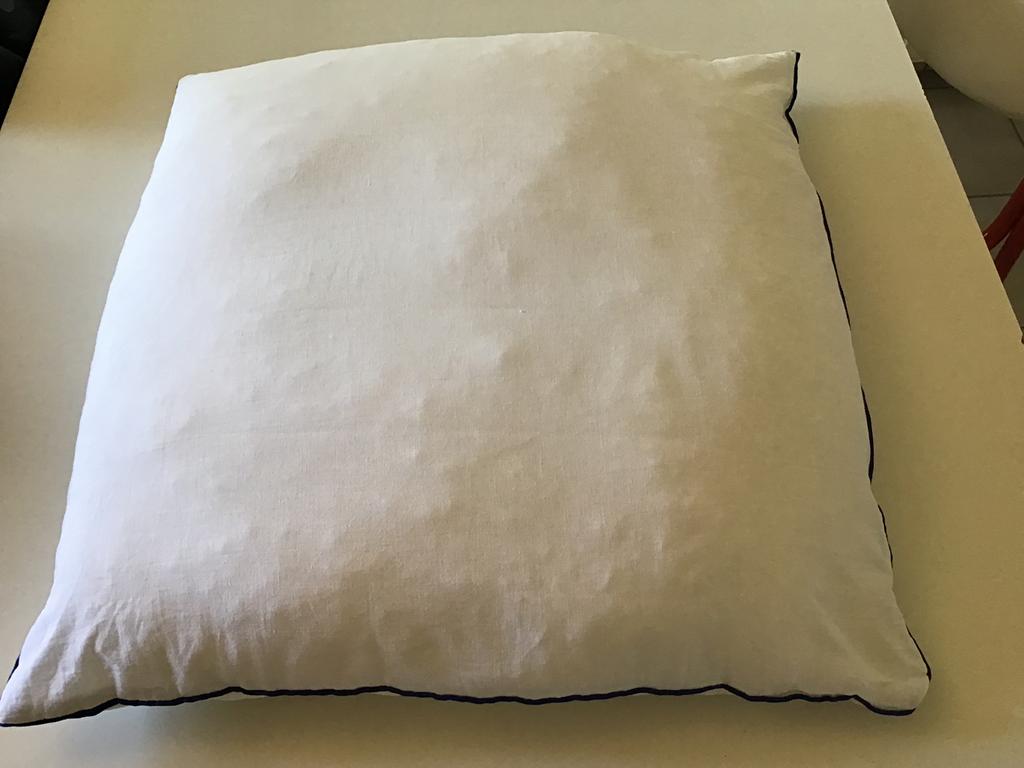 Hoofdkussen in slaapbolletjes, in perfecte staat, Eenpersoons, Wit, Ophalen of Verzenden, Zo goed als nieuw