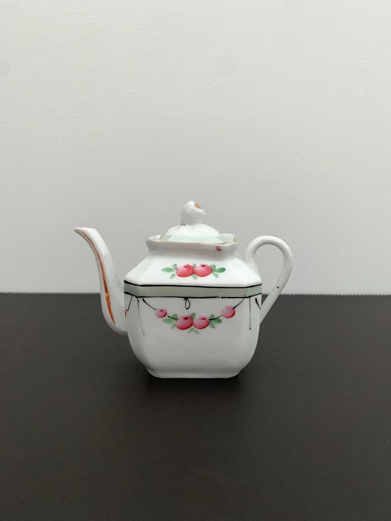Tisanière Miniature Ancienne en Porcelaine, Enlèvement ou Envoi