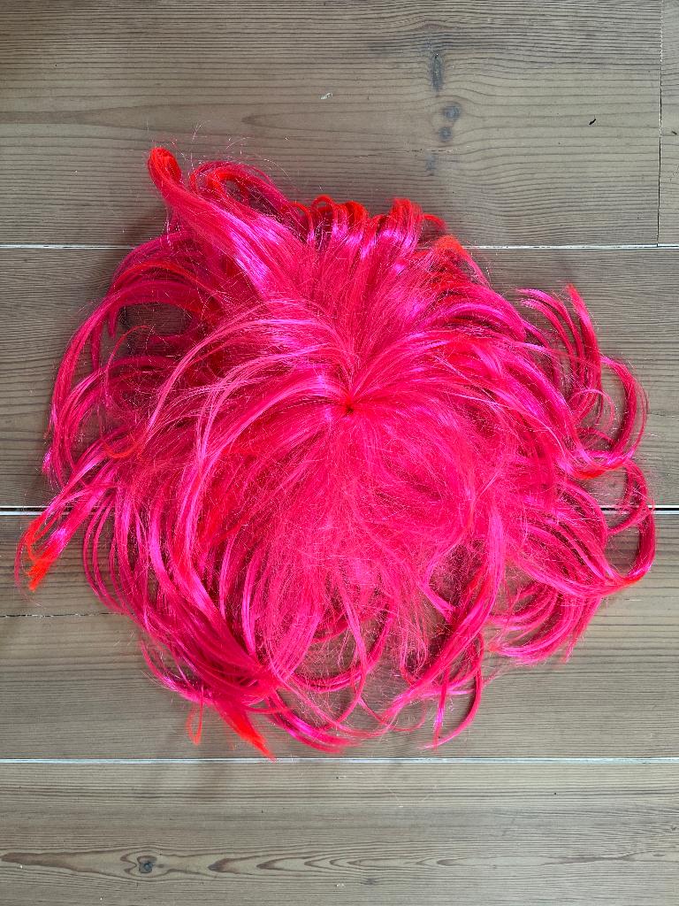 Pruik roze fluo kort, Kleding | Dames, Ophalen of Verzenden, Gedragen, Accessoires