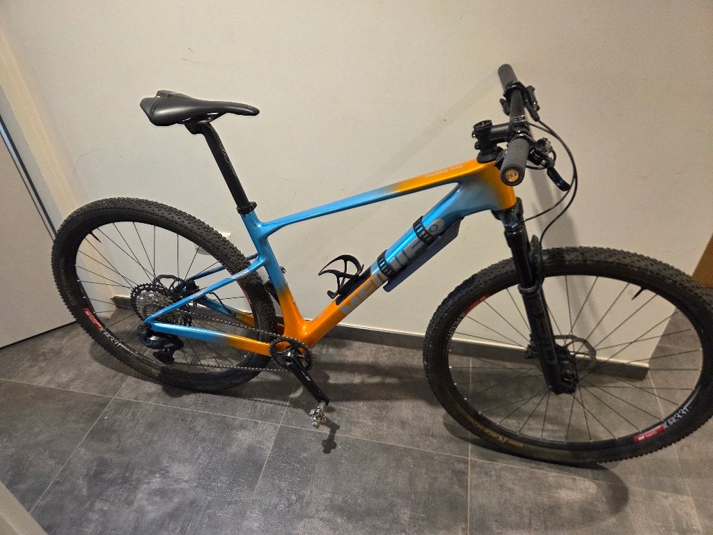 Full carbon mountenbike, Fietsen en Brommers, Ophalen, Zo goed als nieuw, Schijfrem