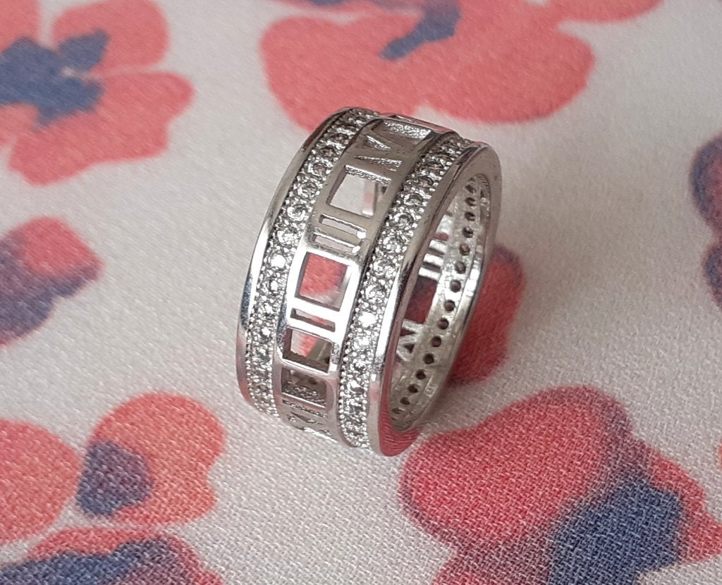 Damesring  zilver met romeinse cijfers en witte diamantjes, Bijoux, Sacs & Beauté, Bagues, Neuf, Enlèvement ou Envoi, Fer ou Acier