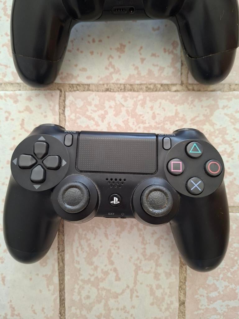 2 manettes ps4 d'occasion. Rendez-vous sur Bruxelles charler