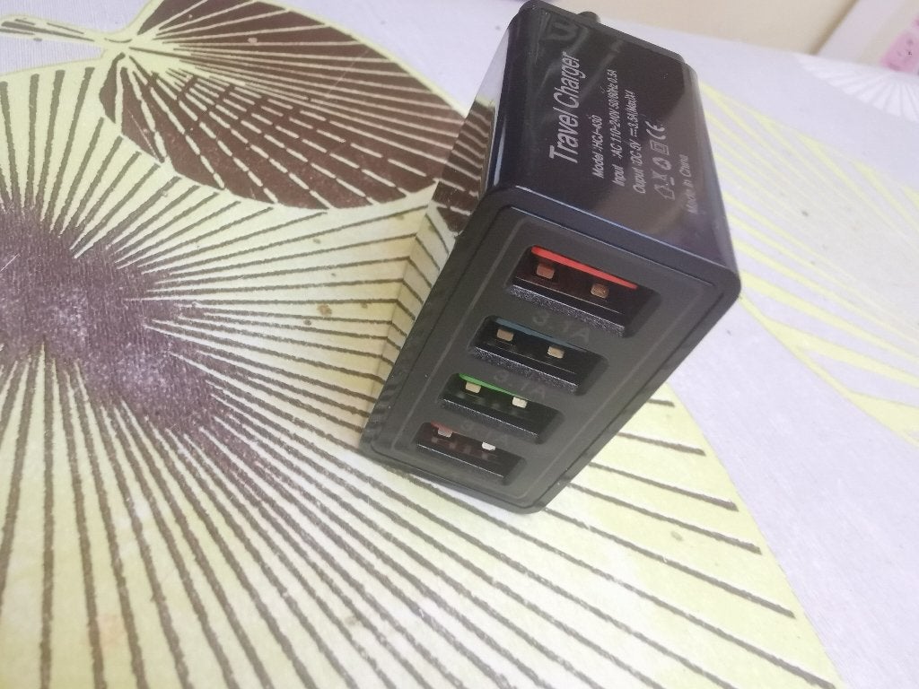2 x Chargeur GSM avec 4 ports USB noir/RGB, Neuf, Enlèvement ou Envoi, Autres marques, Universel