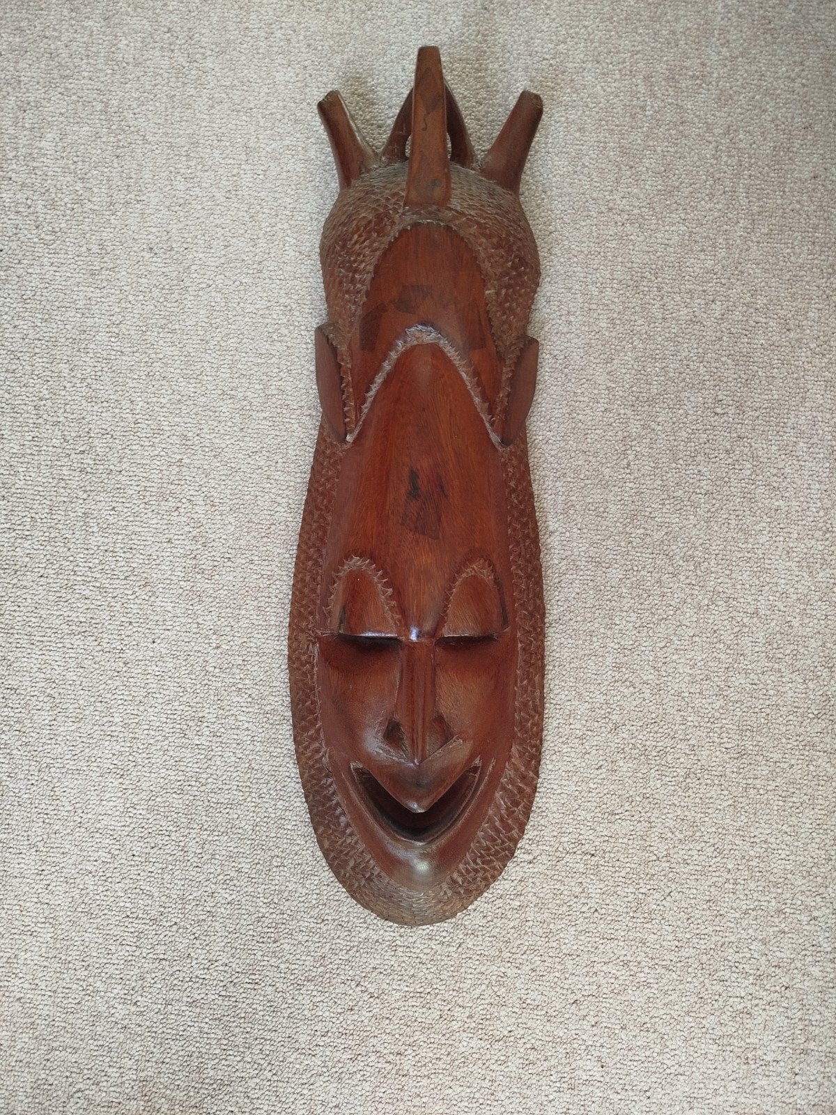Afrikaans masker in rood exotisch hout 1970- 61/18cm, Houtsnijwerk, Rood, Gepatineerd, Hout