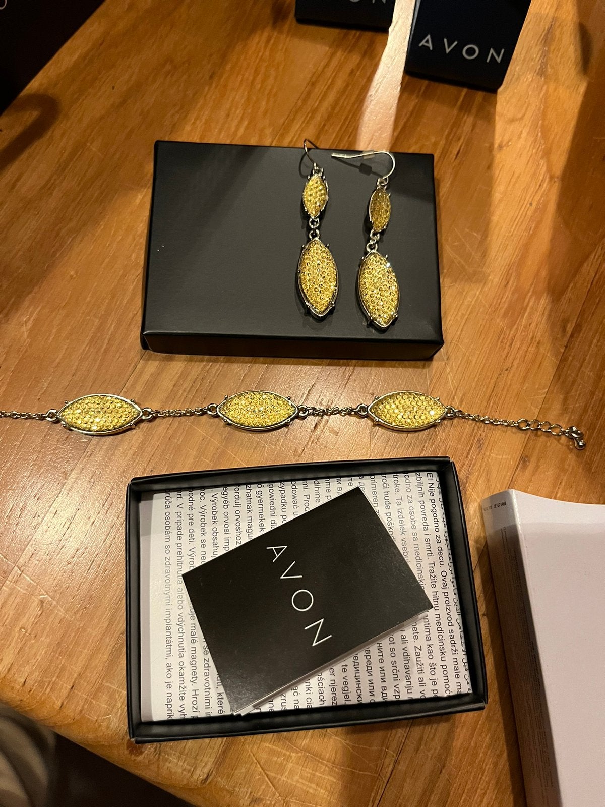 Ensemble bracelet + boucles d'oreilles AVON (jaune), Neuf, Jaune, Enlèvement ou Envoi, Avec strass