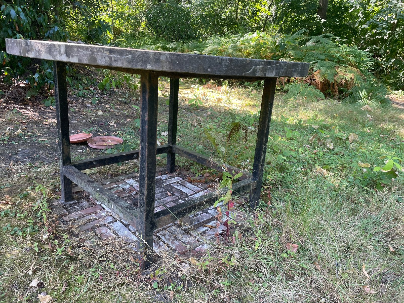 Ronde arduinen tafel met ijzeren gelast onderstel, Ophalen, Zo goed als nieuw